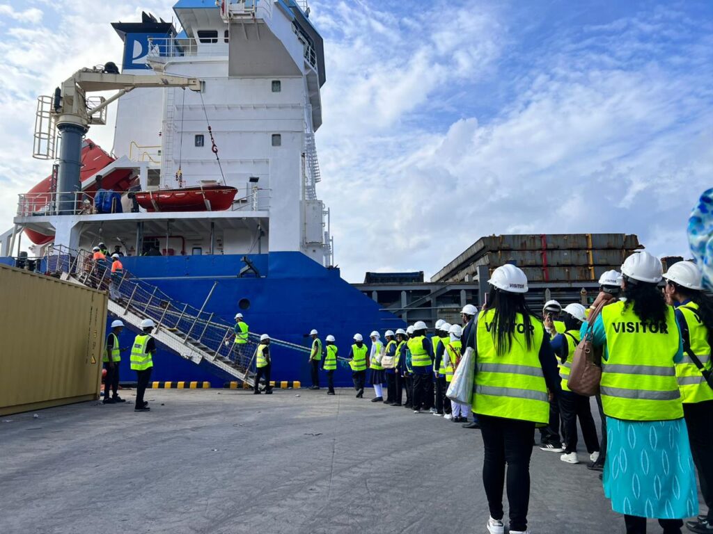 Ship handling Maldives